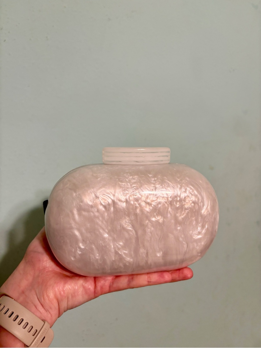 White pearlescent clutch
